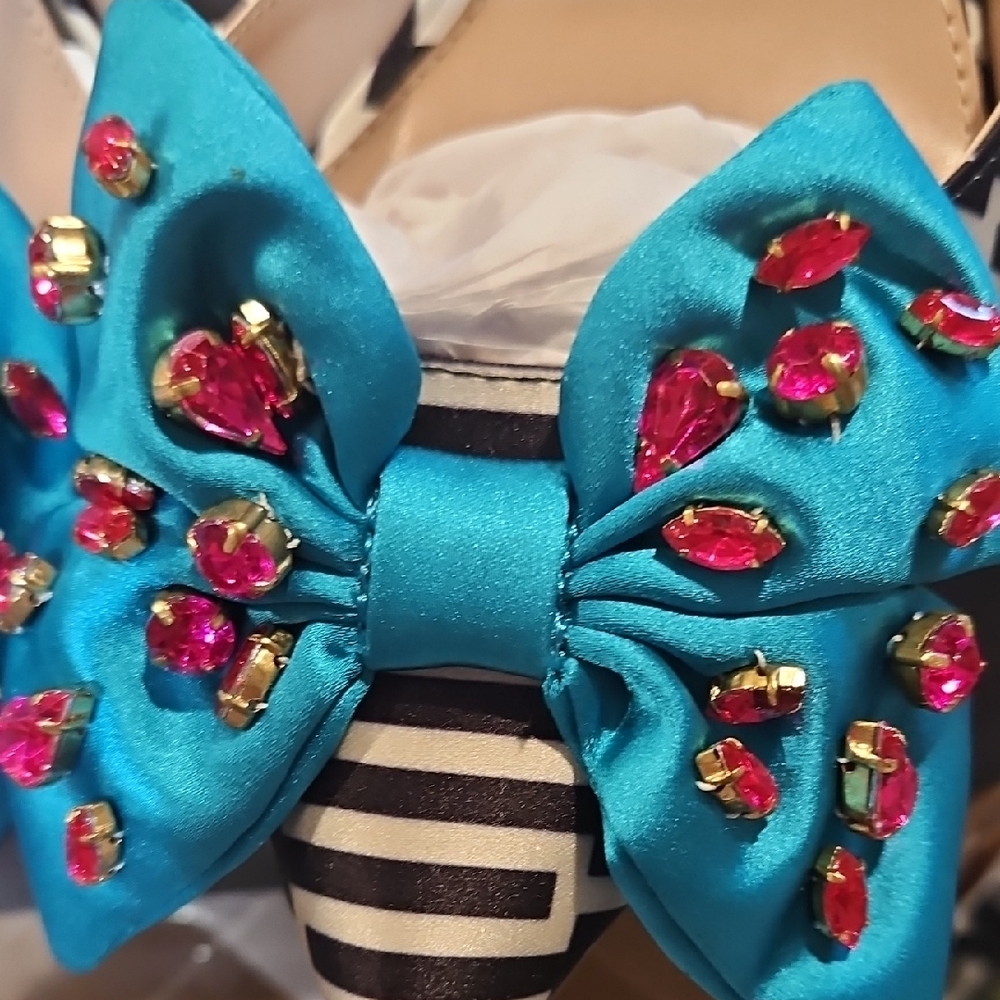 NIB Kitten Heels Betsey Johnson Blue Bow Striped Heels with Pink Straps - Picture 3 of 6